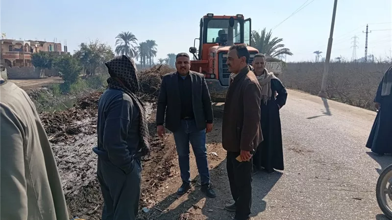 محافظ أسيوط: رفع 80 طن مخلفات وتمهيد طريق مصرف بقرية بويط بساحل سليم