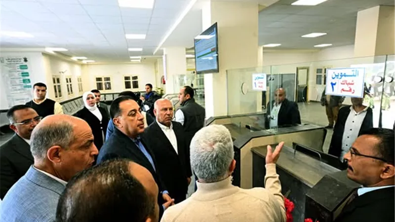 رئيس الوزراء يتفقد سير العمل بالمركز التكنولوجي بقرية 