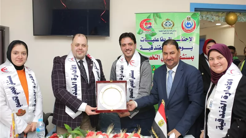 مستشفى العجمي يوزع هدايا على المرضى ويكرم المدير ووكيل نقابة الصحفيين