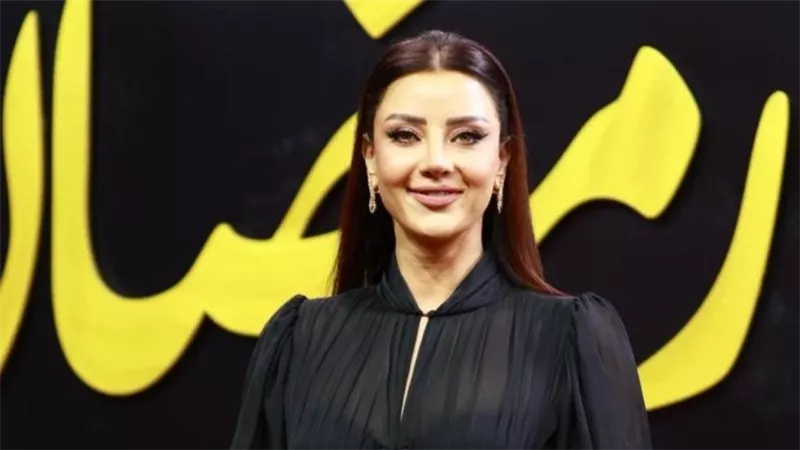 بإطلالة سوداء فاخرة.. رضوى الشربيني على الريد كاربت لحفل المتحدة |صور