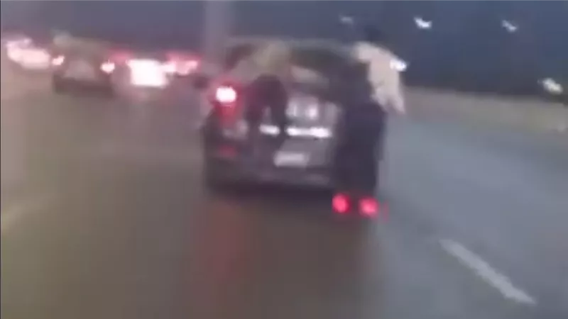 عرضا حياتهما للخطر.. الأجهزة الأمنية تفحص فيديو لشابين يلعبان بـ الإسكيت