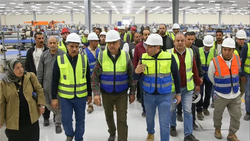 وزير قطاع الأعمال يتفقد المرحلة الثانية من المشروع القومي لتطوير صناعة الغزل