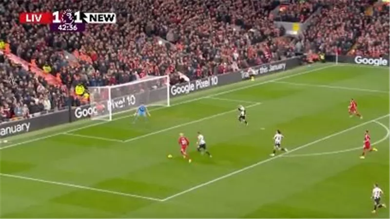 أهداف وملخص مباراة ليفربول ونيوكاسل الشوط الأول في الدوري الإنجليزي 2025-26