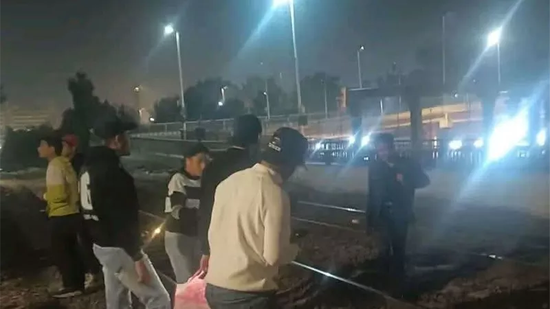 دماء على القضبان.. وفاة شاب وإصابة آخر صدمهما قطار بأسيوط