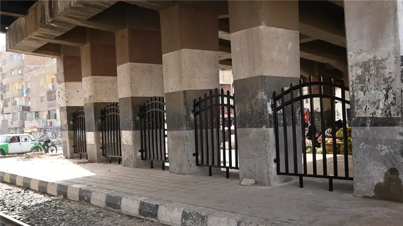 استمرار أعمال تطوير منطقة مزلقان السكة الحديد أسفل الكوبري العلوي بدمنهور 