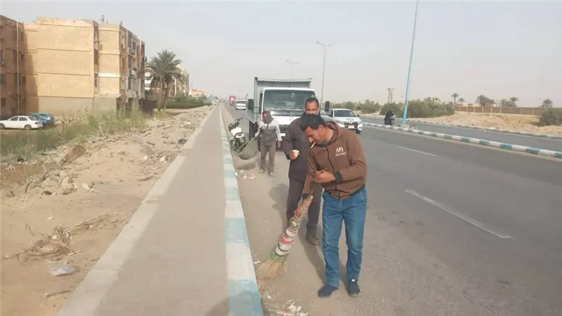 حملة نظافة مكبرة لرفع مخلفات القمامة والرتش بنطاق حي فيصل بالسويس