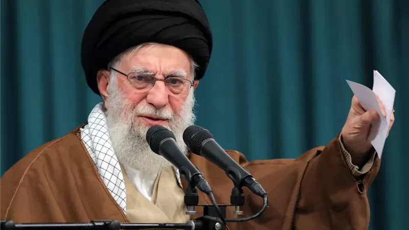 خامنئي يحذر: أي حرب أمريكية على إيران ستتحول إلى صراع إقليمي واسع