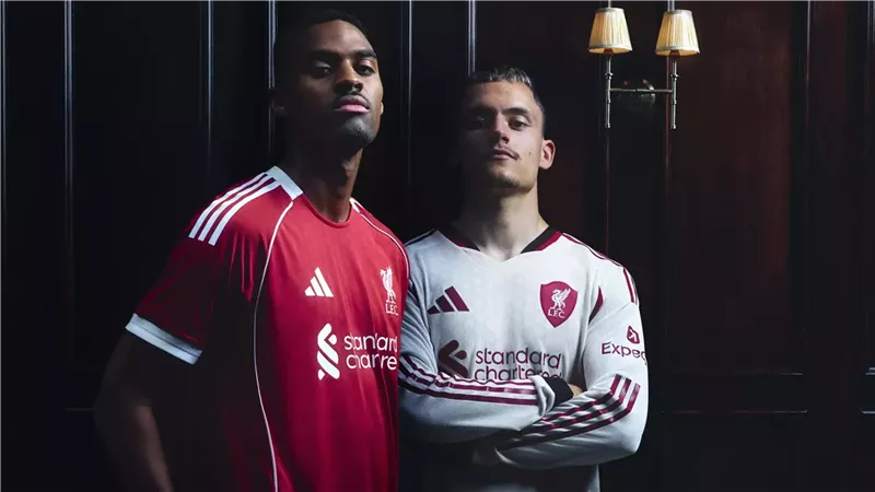 لاعبو ليفربول يتألقون بتصميمات تومي هيلفيجر لمواجهة نيوكاسل