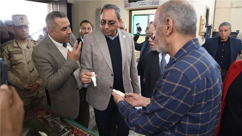 محافظ قنا يجري جولة ميدانية مفاجئة على الأسواق بنجع حمادي استعدادا لرمضان