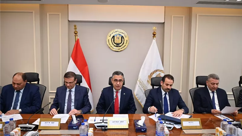 وزيرا التموين والزراعة ورئيس جهاز مستقبل مصر يبحثون مستقبل صناعة السكر