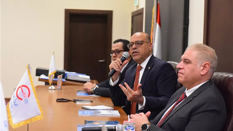 وزير العمل يعقد اجتماعًا مع شركة 