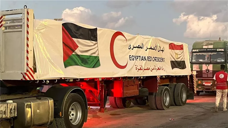 الهلال الأحمر يؤكد جاهزيته ويدفع قافلة «زاد العزة» بـ 6,280 طنًا من المساعدات