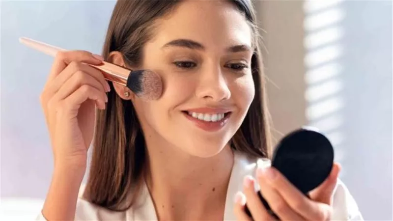 المكياج والسن.. أخطاء التجميل الشائعة التي تجعلك تبدين أكبر