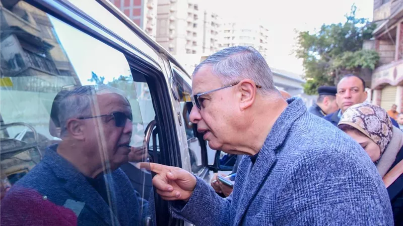 محافظ الإسكندرية يتفقد تشغيل وسائل النقل البديلة لترام الرمل 