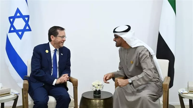 معاريف: الإمارات ستتولى الملف الاقتصادي وتستورد بضائع إسرائيلية لتوريدها لغزة