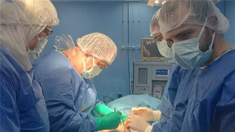 تدخل جراحي عاجل ينقذ مريضًا من إصابة كادت تصل إلى القلب بدكرنس العام 