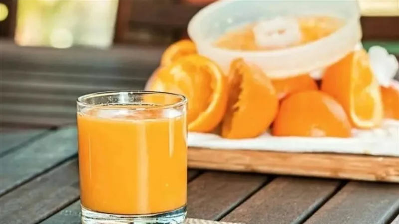 كوب واحد من عصير الجزر والبرتقال .. هذه تأثيراته على جسمك