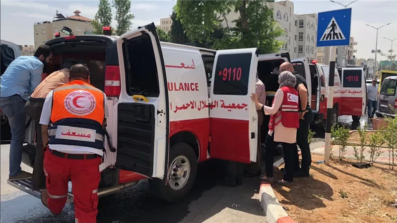 توافد سيارات الإسعاف على مستشفى الهلال الأحمر بخان يونس لنقل المصابين من غزة