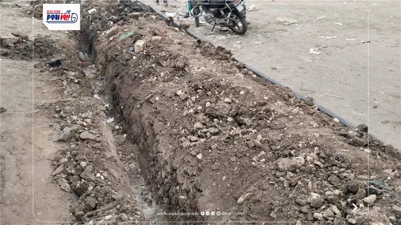 كابل كهرباء 11 ألف فولت فوق ماسورة مياه يهدد حياة الأهالي بالروضة في الفيوم 