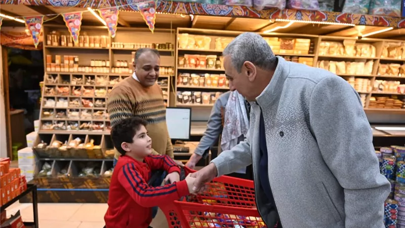 محافظ الغربية يشن حملة مفاجئة على السلاسل التجارية لمتابعة الأسعار