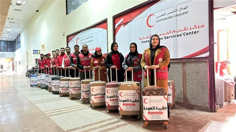 الهلال الأحمر المصري يستقبل الجرحى الفلسطينيين ويقدم «حقيبة العودة» للمغادرين
