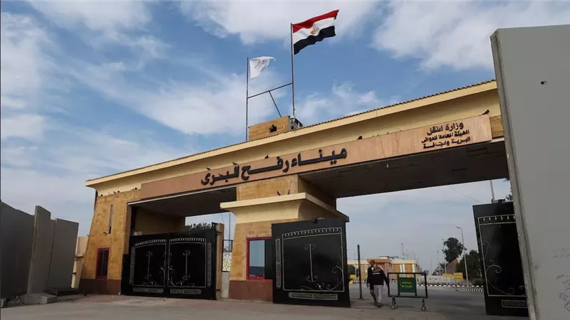 معبر رفح يستقبل دفعة جديدة من العائدين الفلسطينيين إلى قطاع غزة
