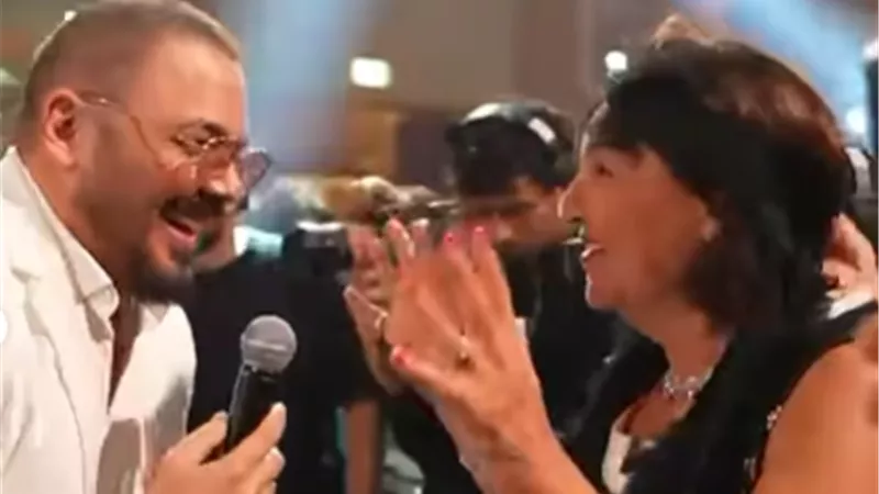 رد فعل مبالغ من معجبة عند رؤيتها رامي عياش في حفله الأخير |فيديو