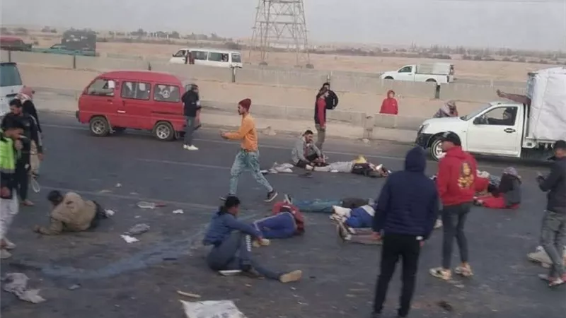 بينهم طفل.. إصابة 18 عاملا إثر انقلاب سيارة ربع نقل بالعاشر من رمضان