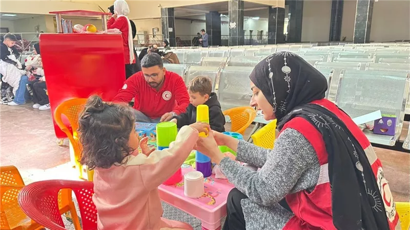 الهلال الأحمر المصري يقدم خدمات متكاملة لمصابي غزة.. كراسي متحركة ودعم نفسي