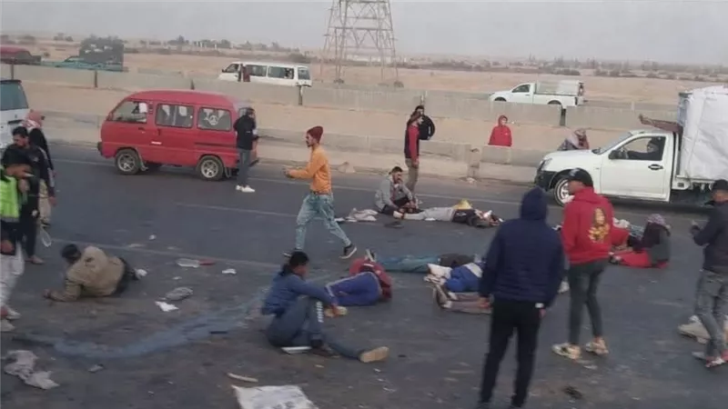 إصابة 23 عاملًا في انقلاب سيارة ربع نقل بطريق مصر–الإسماعيلية الصحراوي