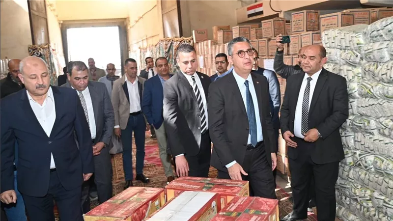 فاروق يتفقد سير العمل بالمنظومات التموينية في أحياء القاهرة