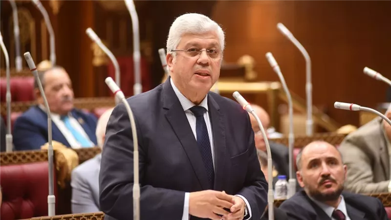 وزير التعليم العالي يغادر إلى باريس للمشاركة في اليوم المصري الفرنسي  
