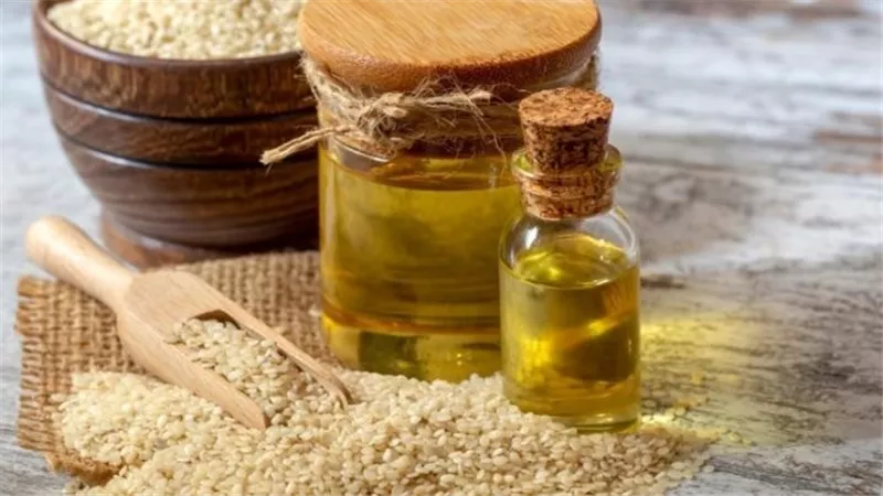 فوائد زيت السمسم للصحة والجمال.. اكتشفي أسراره المذهلة 	