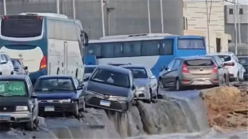 «كاد أن يزهق حياتنا».. حسان صلاح عزام يستغيث بالمسؤولين بعد حادث محور المشير