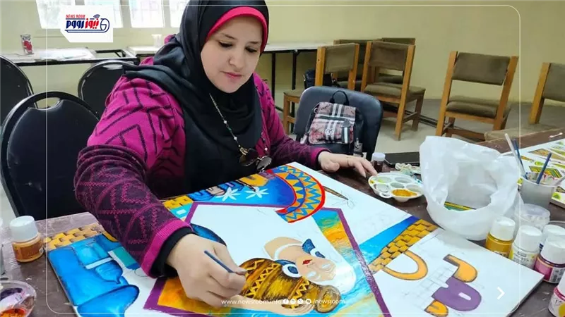 رسم وتلوين على البورسلين.. المشاركون في الفيوم يوثقون التراث بلوحات فنية