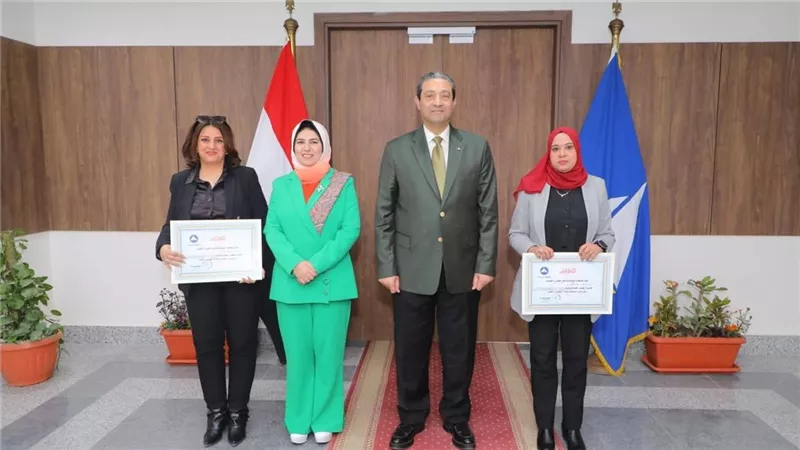 محافظ دمياط يكرم القيادات والعاملين المتميزين ويحتفل بالإنجازات الحكومية