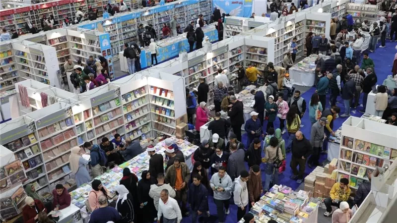 قبل يوم من الختام.. معرض الكتاب يقترب من 6 ملايين زائر ويحقق رقم قياسي
