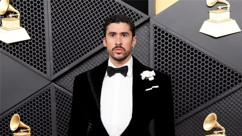 النجم العالمي باد باني يرتدي بدلة نسائية في حفل توزيع جوائز جرامي 2026