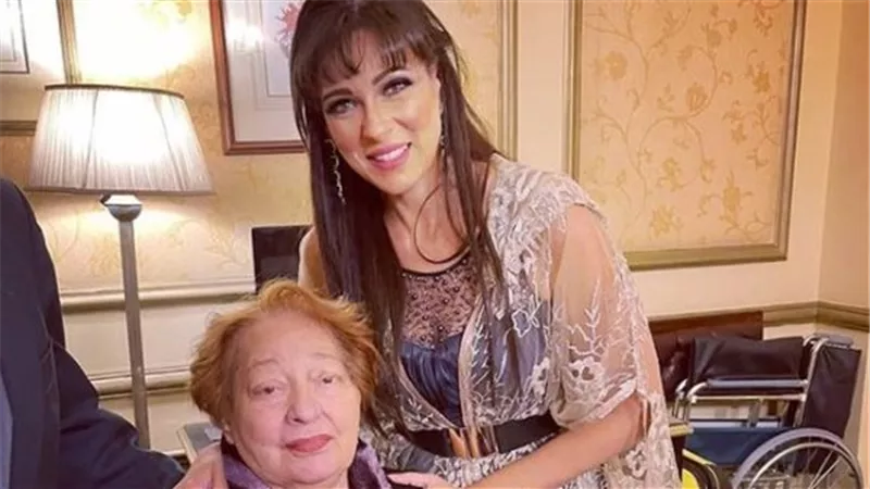 برحيل مفاجئ.. نورهان شعيب تفجع بوفاة والدتها صباح اليوم 