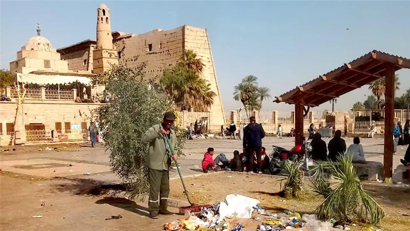 محافظ الأقصر يتابع حالة النظافة والتجميل بساحة أبو الحجاج والشوارع المحيطة 