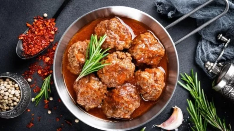 طريقة تحضير كرات اللحم بالصلصة.. سر الطعم الشهي في دقائق