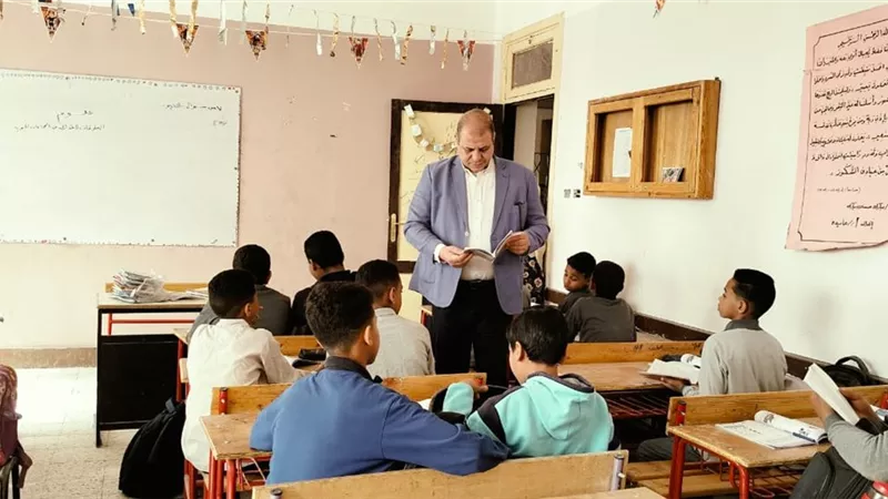 مدير تعليم قنا يشدد على ضرورة تطبيق خطط علاجية مكثفة بالمدارس (صور)