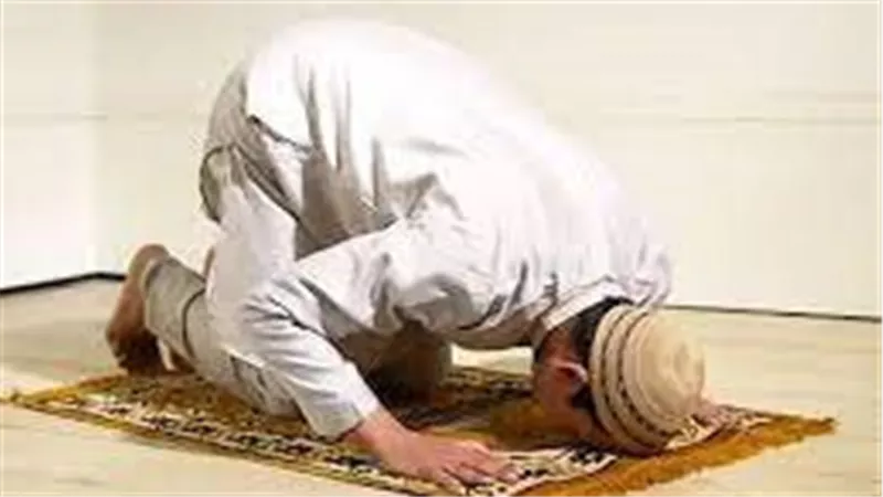 ما هو الأفضل: تأخير صلاة العشاء في جماعة، أو تأديتها في وقتها؟