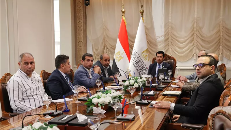 وزير الرياضة يبحث إنشاء وتطوير عدد من المنشآت الشبابية والرياضية بمطروح