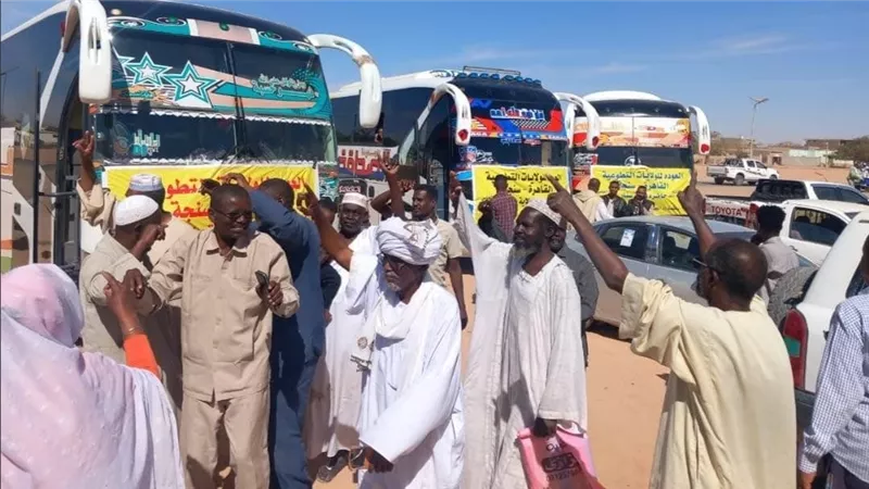 «العودة الطوعية».. معابر مصر الجنوبية تودع السودانيين فى الطريق للخرطوم | خاص 
