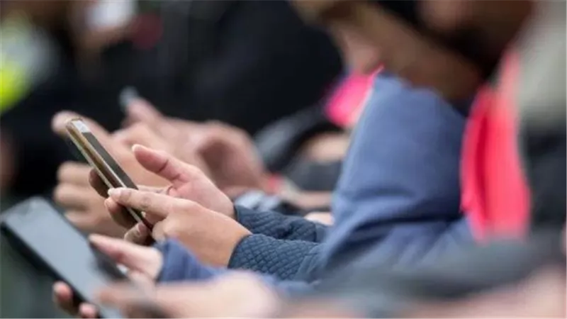 كيف تحمي طفلك من المراهنات الإلكترونية؟.. خبير أمن معلومات يوضح