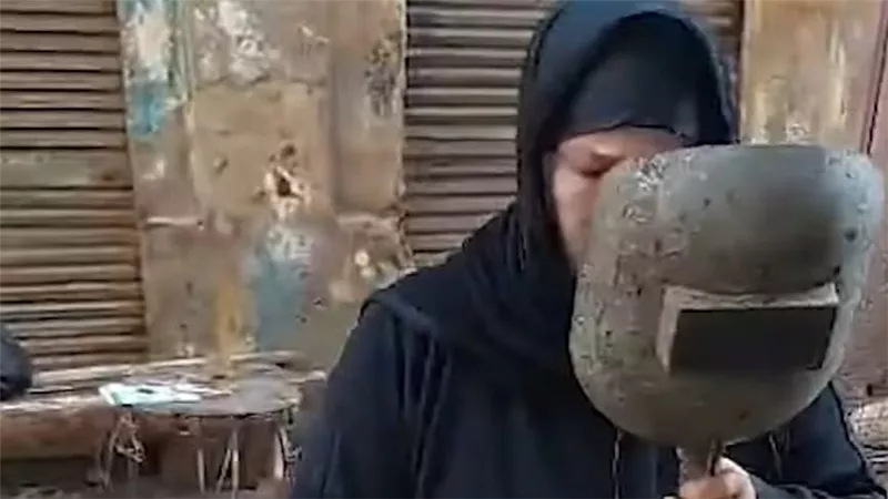 بتلين الحديد بالحب والنار.. قصة كفاح الأسطى نجفة أشهر أسطى حداد بالشرقية