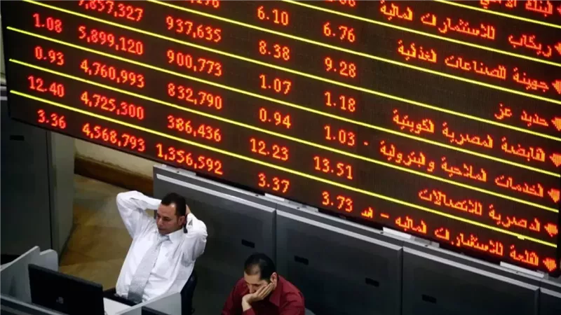 بسبب تعريفات ترامب الجمركية.. انخفاضات حادة في البورصات الخليجية