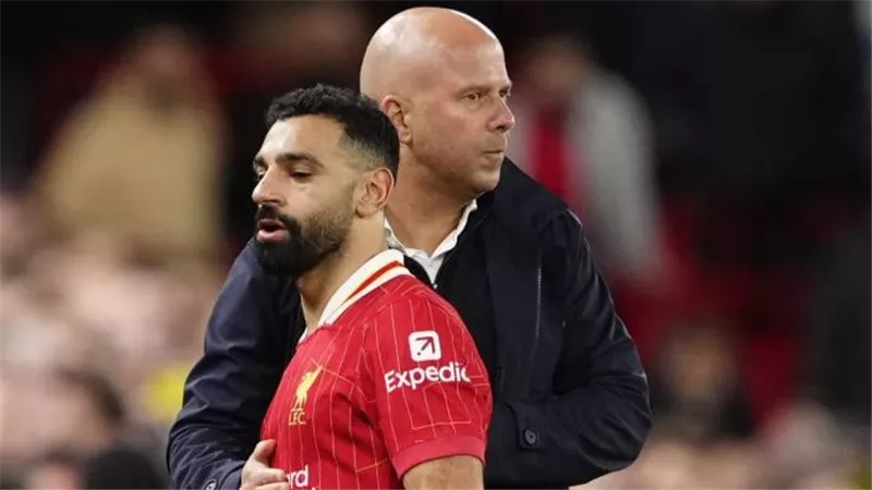 نموذج يحتذى به.. ٱرني سلوت: ​محمد صلاح يستحق مكانة ميسي ورونالدو