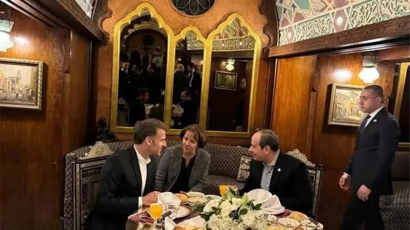  الرئيس السيسي وماكرون على مائدة عشاء في خان  الخليلى  (فيديو)